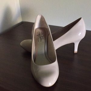 Cream Life Stride Soft System Pumps Size 10